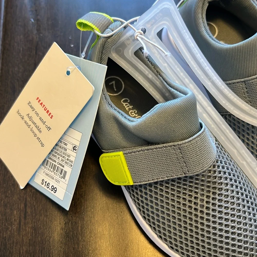 NWT Cat and Jack Toddlers Gender Neutral Austen Water Swim shoes in gray!
